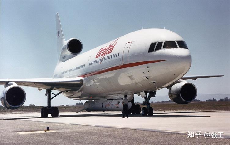 公司及竞争对手道格拉斯公司协商,要求订购一批比现有747飞机更小,但