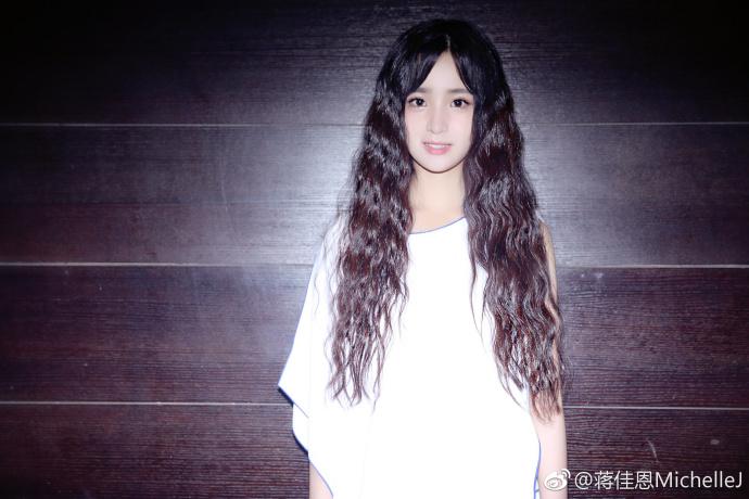 《花间提壶方大厨》里的小厨娘,尚雯婕旗下的元气少女蒋佳恩!