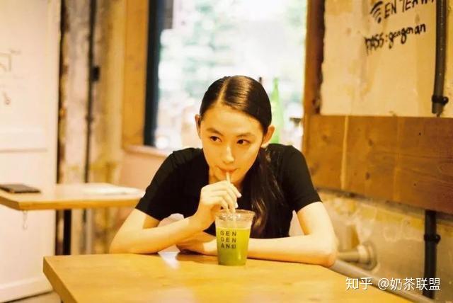 事实证明喜欢喝奶茶的女生都很会拍照
