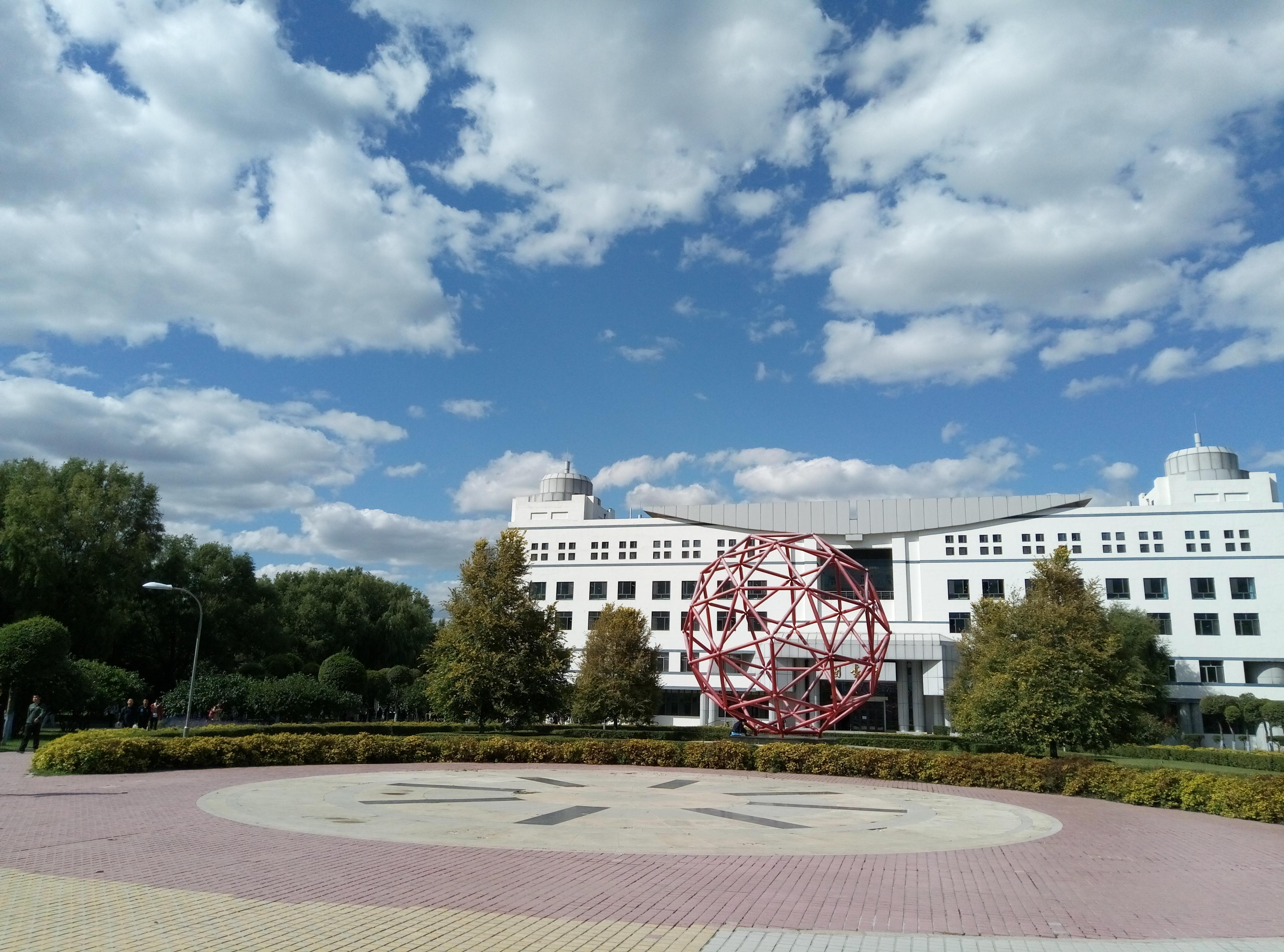 哈工大二校区图书馆门口红色的建筑有什么含义? - 知乎