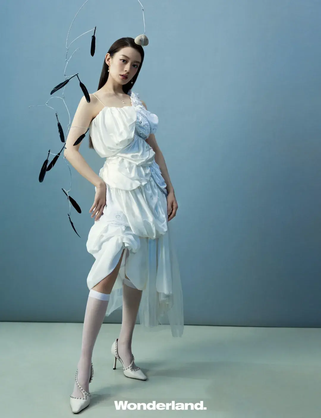 吉娜爱丽丝登wonderlandmusic封面尽显干练飒气职场风