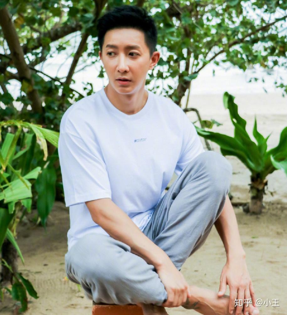 韩庚晒出霸气坐姿美照腿上的纹身抢了镜这是纹的啥