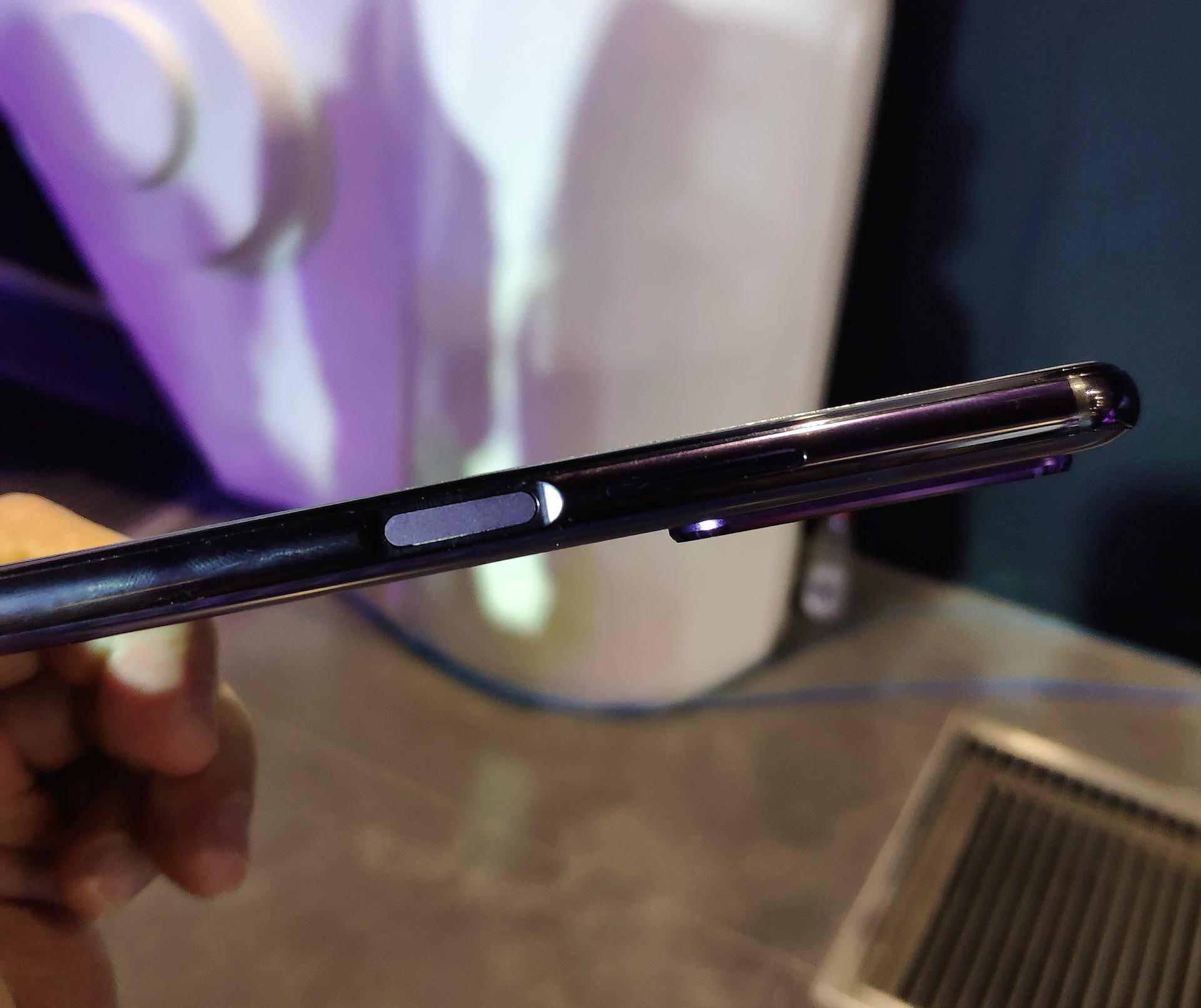 机型有一个非常明显的区别就是荣耀20与荣耀20pro均采用的是lcd的屏幕