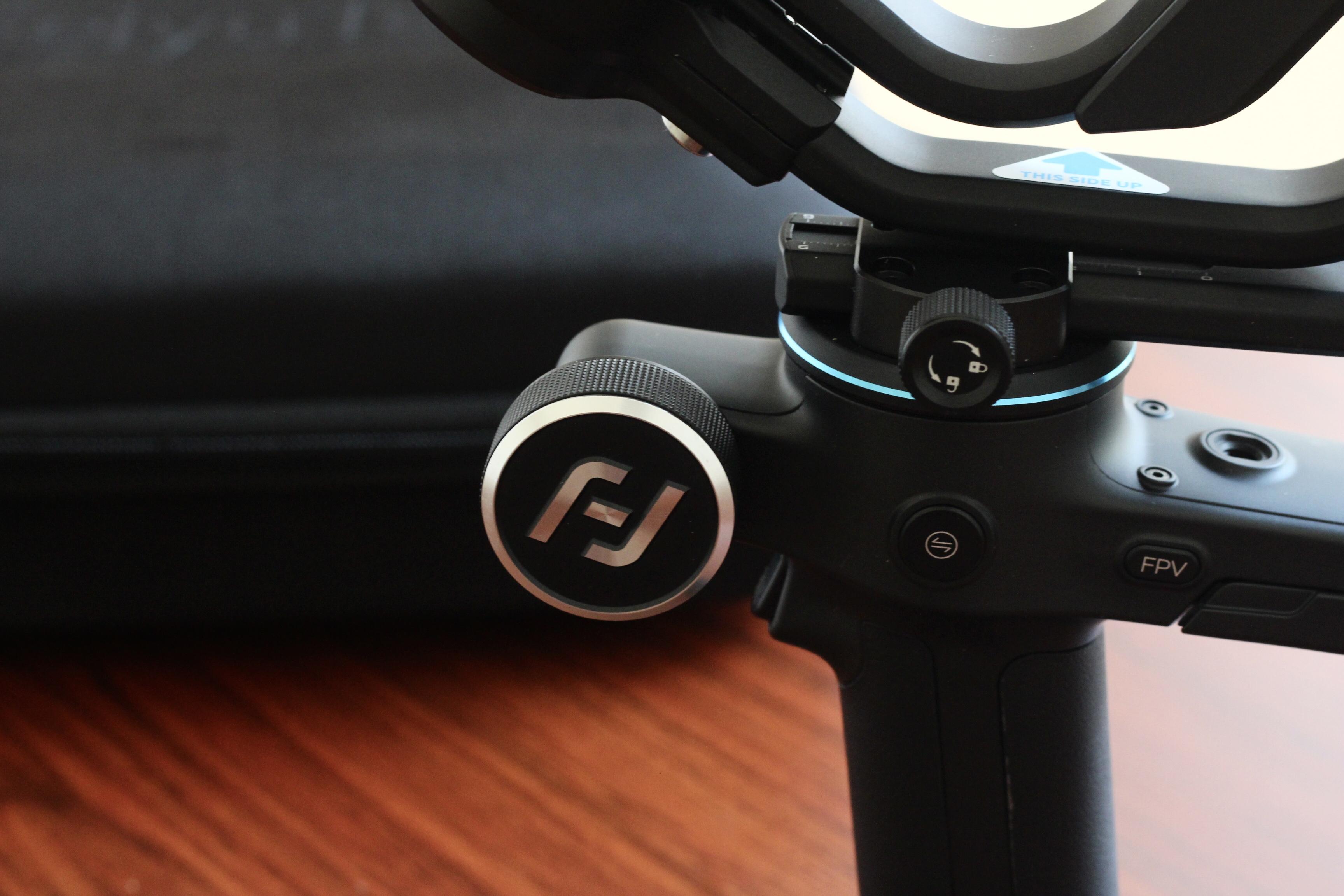 飞宇蝎子三轴相机手持稳定器体验这是一款身怀绝技的稳定器