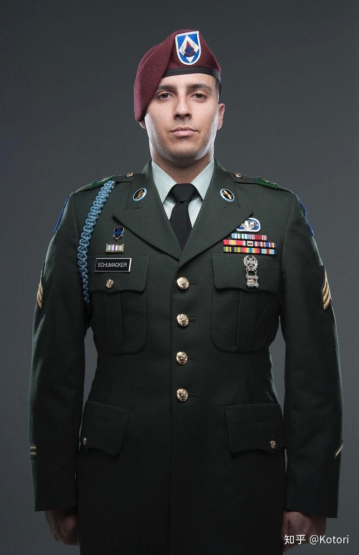 威斯特摩兰上将的两枚集体荣誉略章为:美国总统集体嘉奖,大韩民国总统