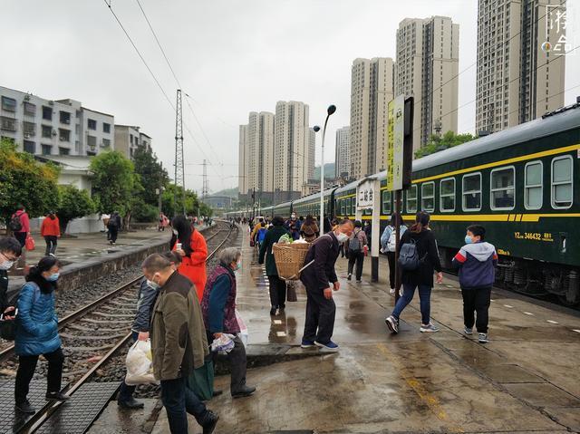 重庆江津火车站没有售票处乘客先上车后补票一天只有2趟车