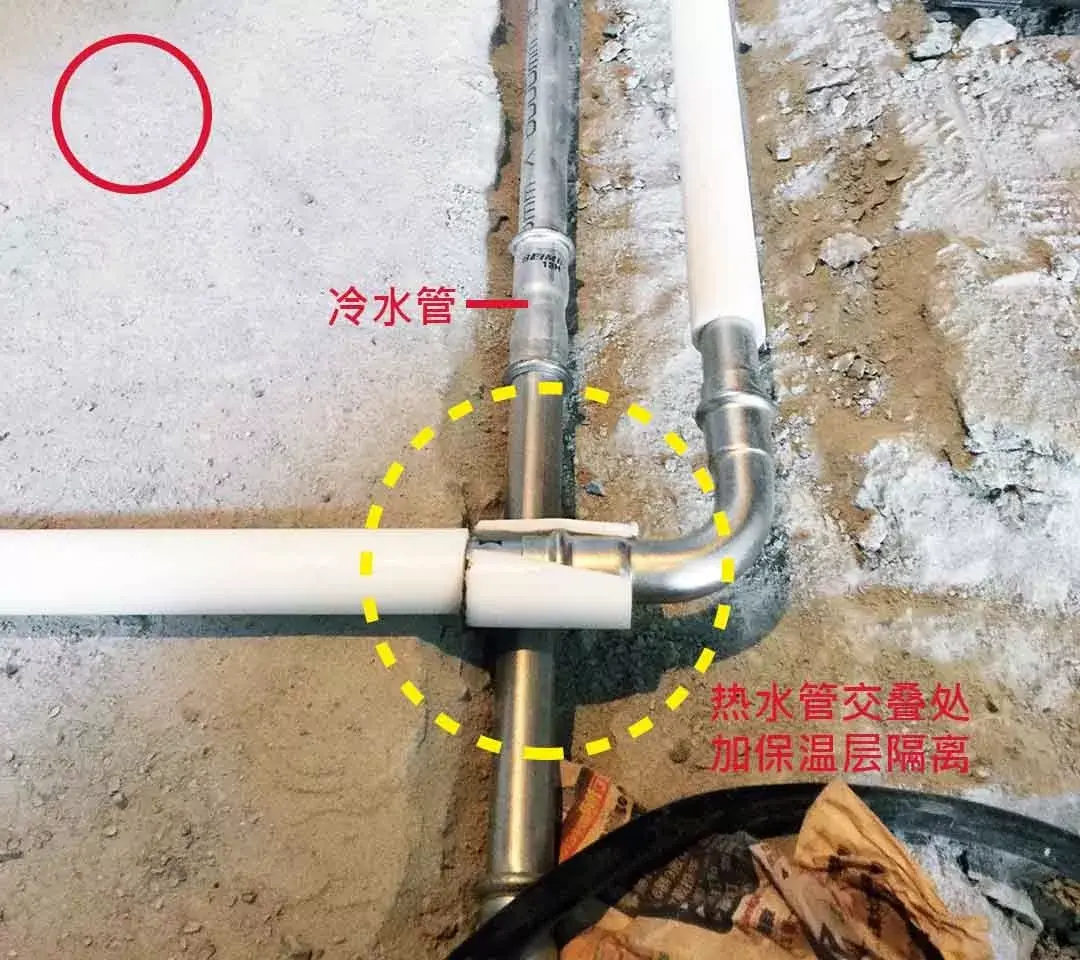 容易会让热水温度下降,通常冷热水管之间的距离要拉到10厘米,这样方便