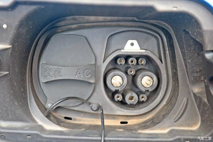 到同一位置对比色c柱搭配立体"e-tron"标志公共充电桩后保险杠镀铬