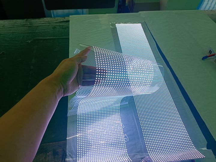 LED晶膜屏：新一代透明屏的革新与优势 - 知乎