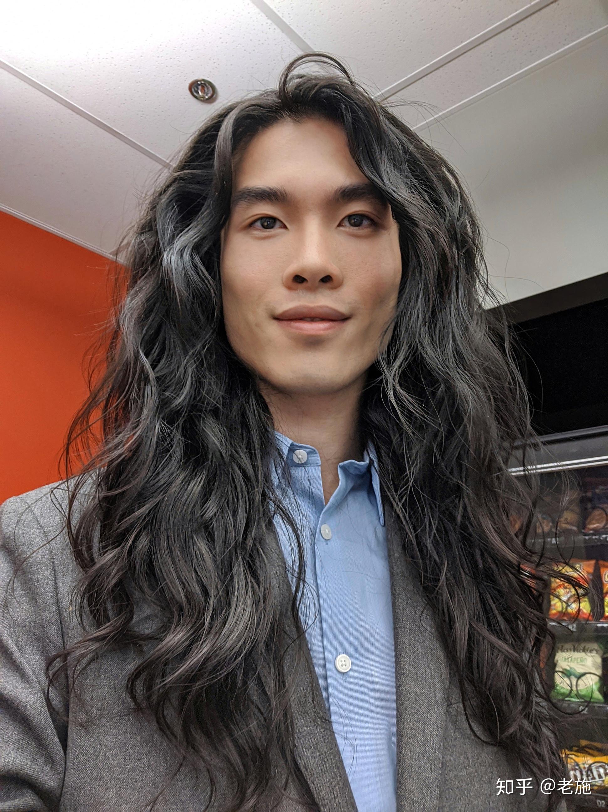 自来卷的小伙子适合留什么发型