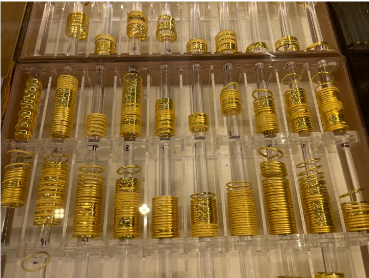 的造假极少数,至少我从业那么久,没有知道有哪家黄金批发展厅这么干的