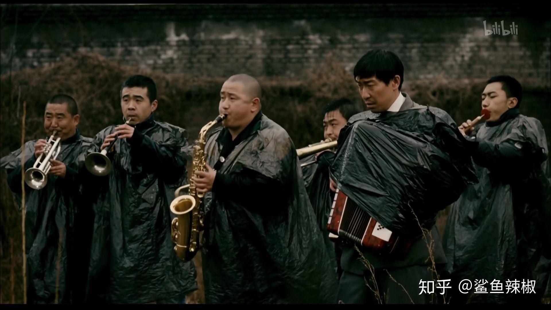 陈桂林手中捧着手风琴,整体形象就颇具幽默感,电影大部分台词都夹杂