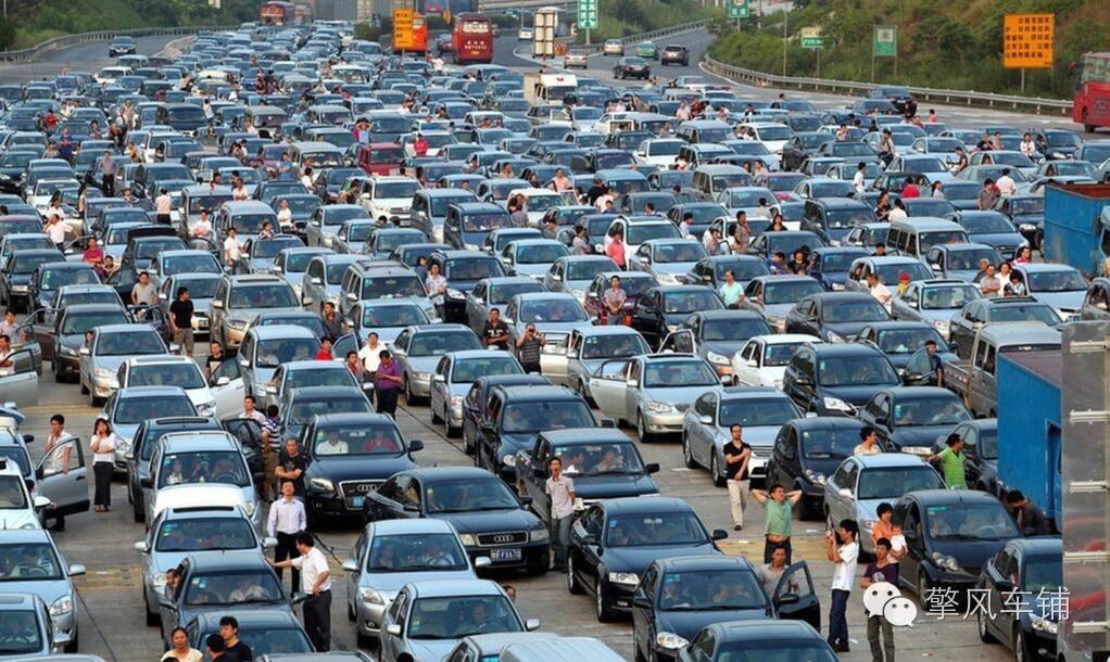 假期开车出游在高速遇到堵车怎么办?