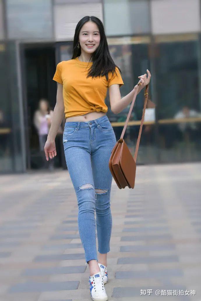 街拍女神露脐短袖紧身牛仔裤的阳光女生