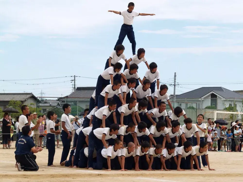 日本学生叠罗汉屡出事故背后是日本人对集体主义的痴迷