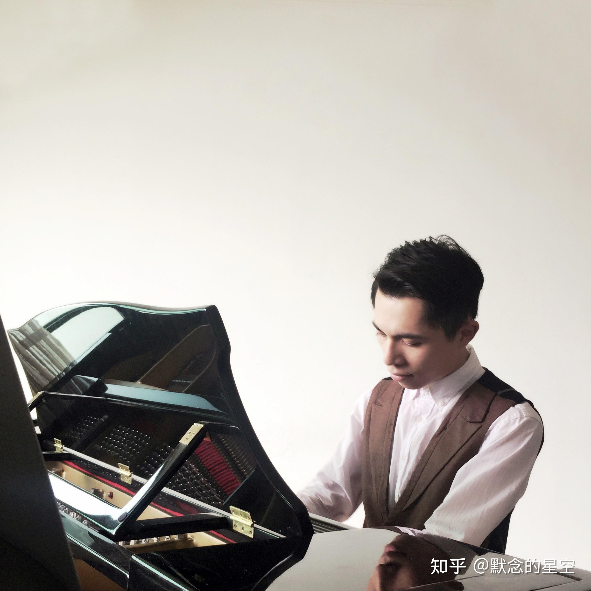 旅英钢琴家安德烈andreley对于我来说坐在钢琴旁的我更像是一个演员