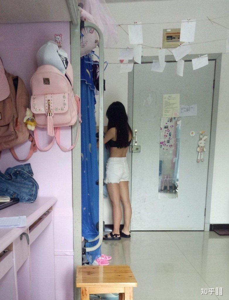 女生宿舍是否只会穿着条内衣内裤到处走呢?