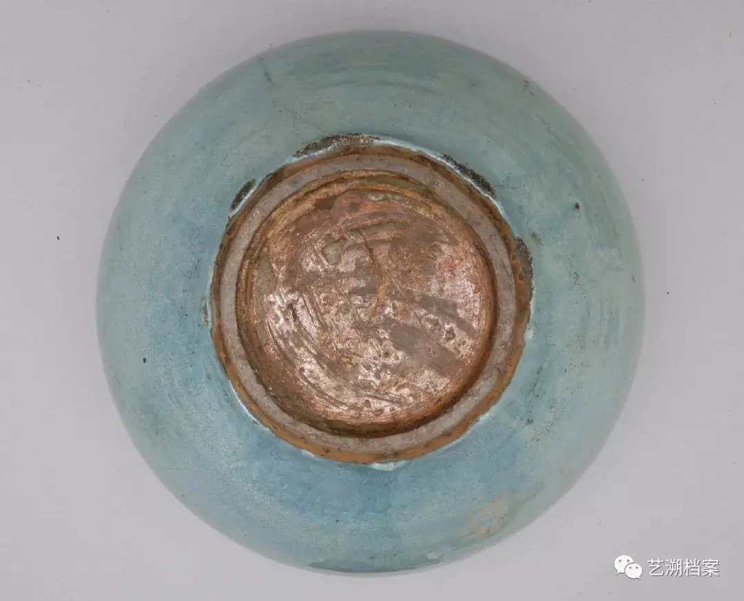 通体施天蓝色釉,釉色蓝中泛青,盖面饰不规则的红斑纹.