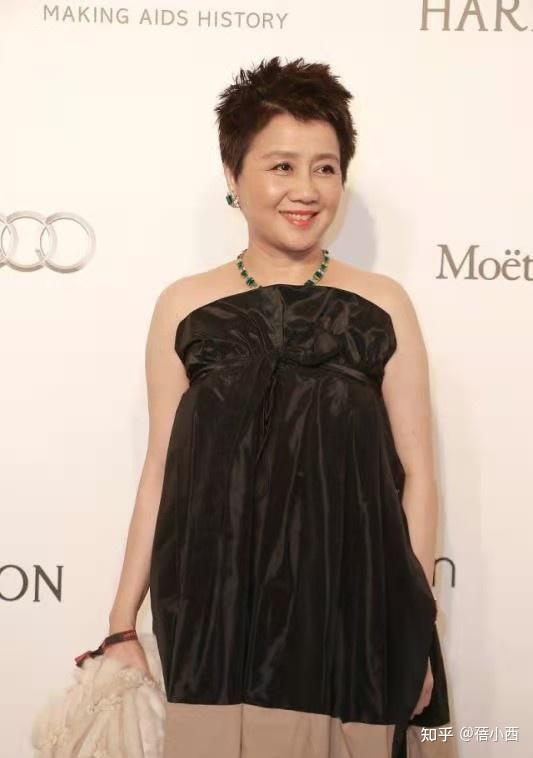 赌王四太梁安琪不像60岁的人穿抹胸娃娃裙亮相扮嫩太有水准
