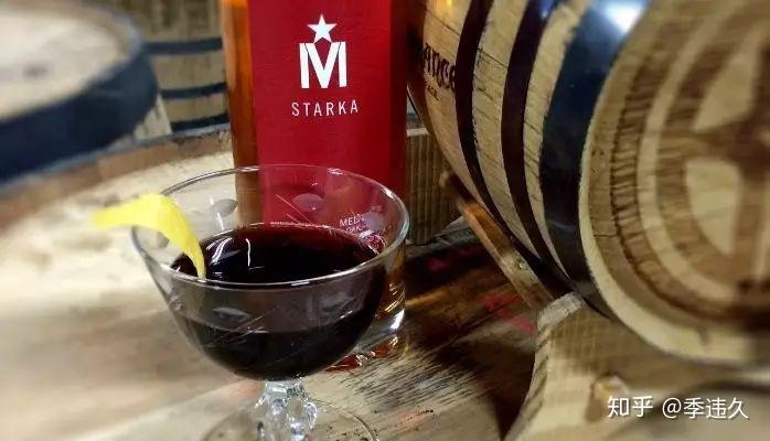 适量苦艾酒30ml starka伏特加1茶匙 樱桃利口酒05 餐匙 糖浆2 滴 pe