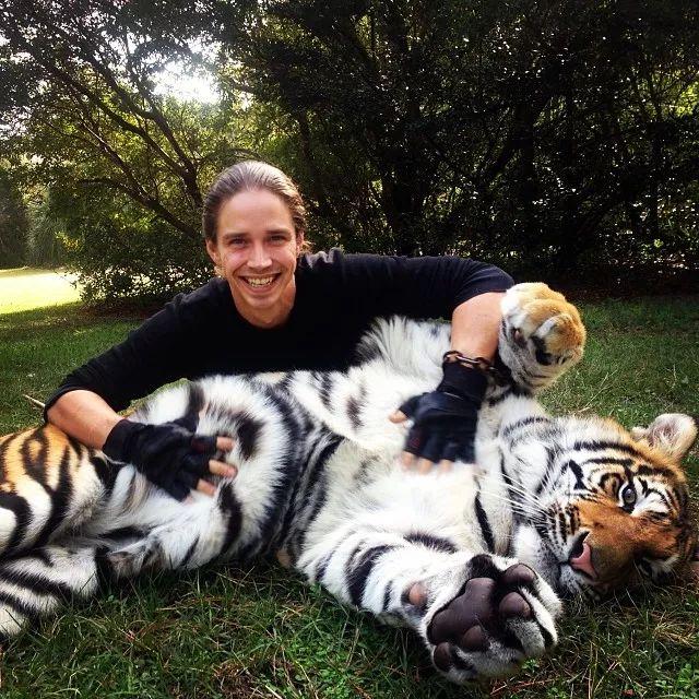 現實版泰山震驚全美和老虎洗澡跟大象做瑜伽猩猩幫遞牛奶網友我果然沒