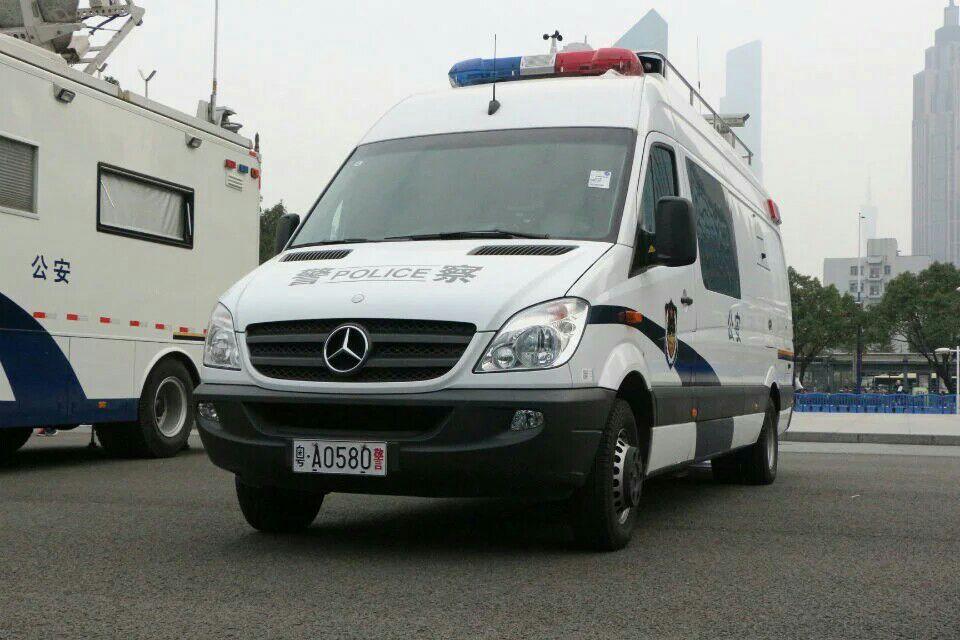 如何评价香港警察的冲锋车? - 知乎