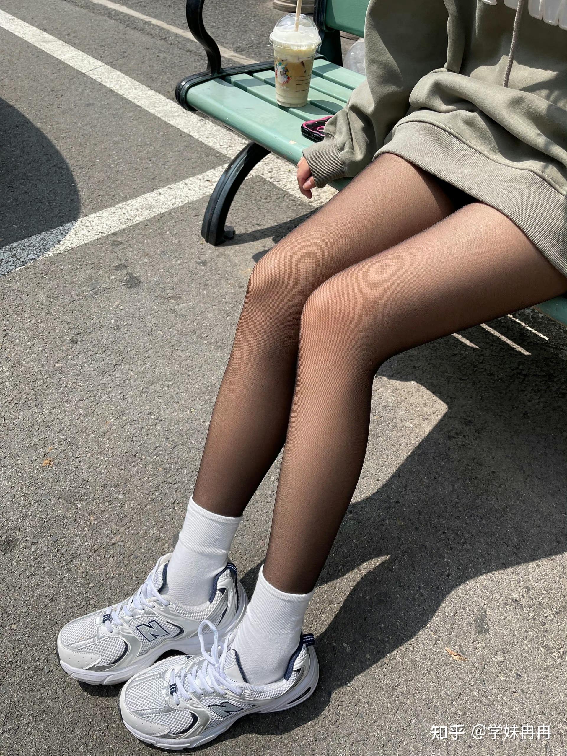 为什么街上很多女生会穿两双袜子?