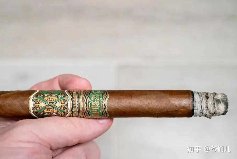 世界名贵雪茄鉴赏7奢华的绿富恩特巨著25周年限量版