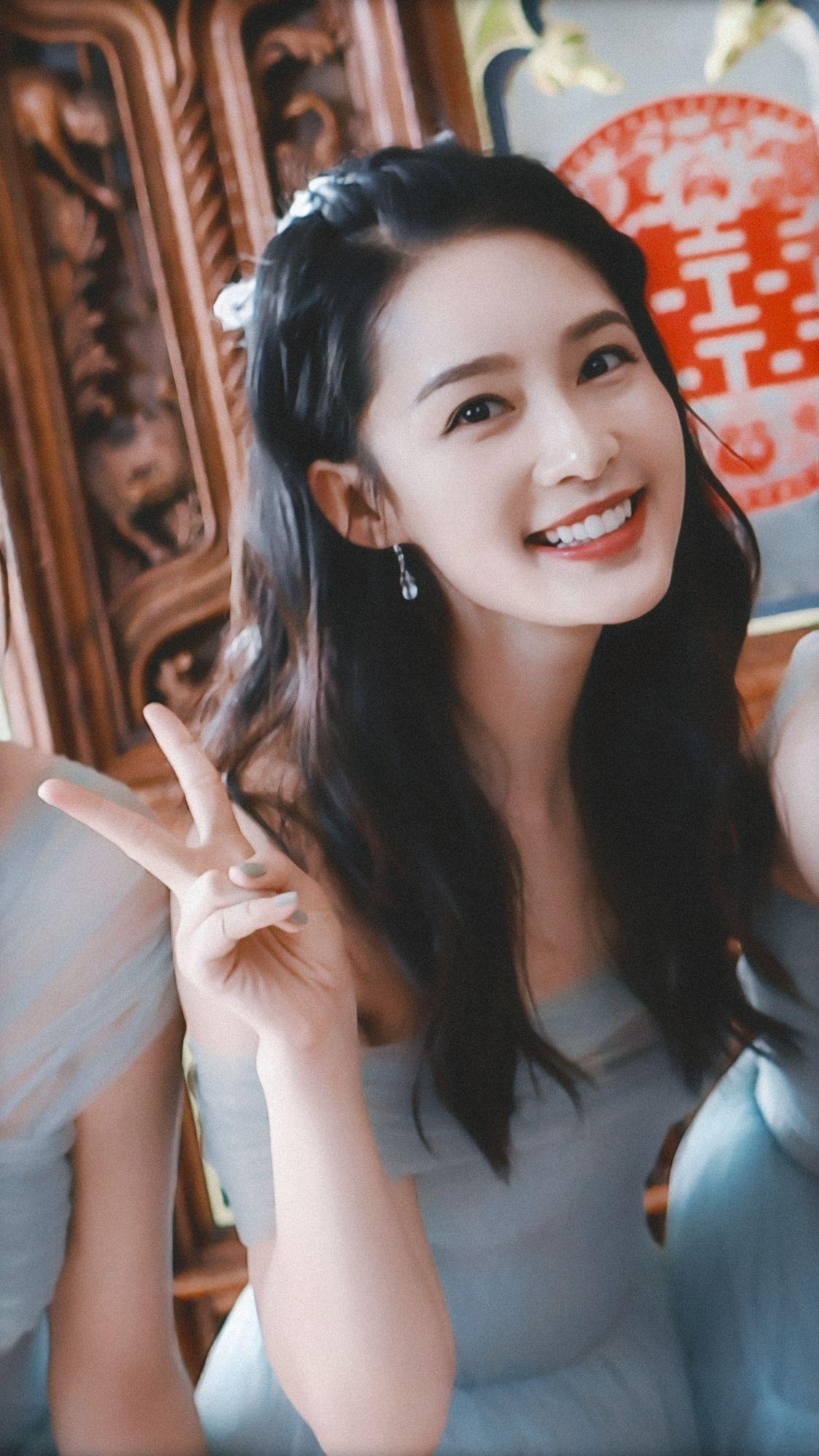 有没有笑的很开心适合当壁纸的明星或者模特的照片网图也可