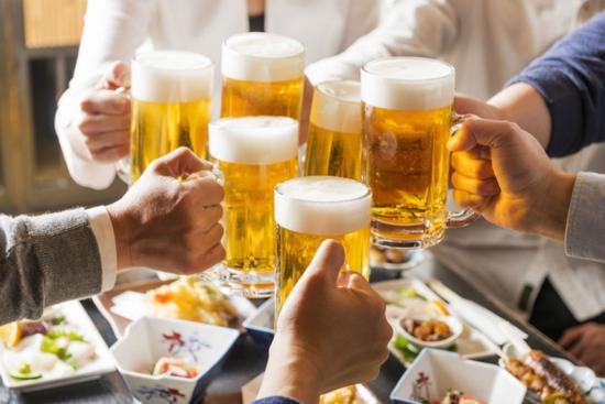 为什么喝酒时把几种酒混起来喝容易醉