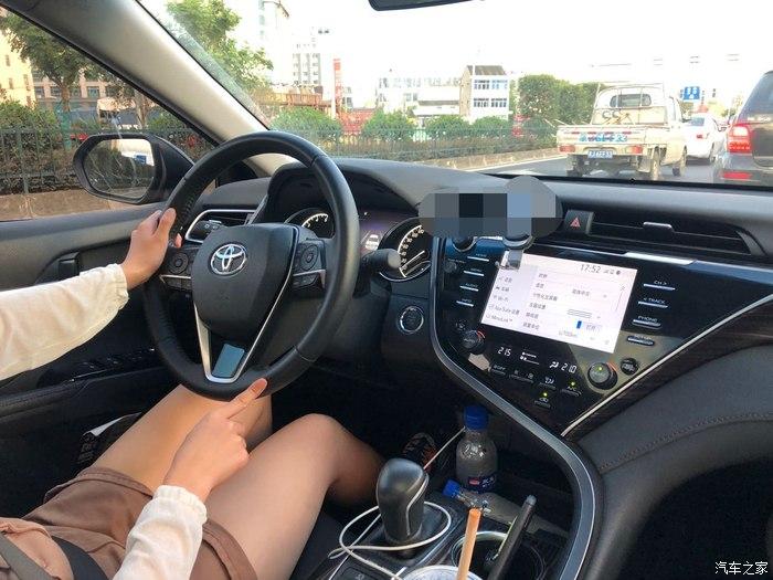 觉就到晚上了,小姐姐让我给她的车子多拍点照片,还说我的拍照技术很好