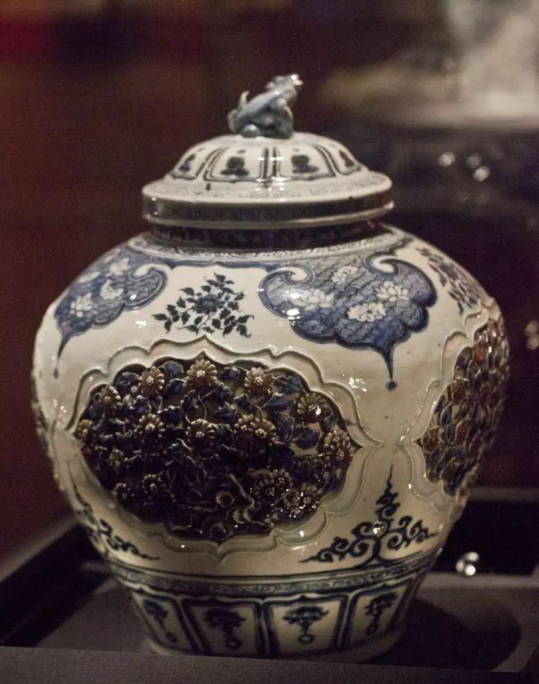 乱世遗珍之元青花釉里红开光贴花盖罐- 知乎