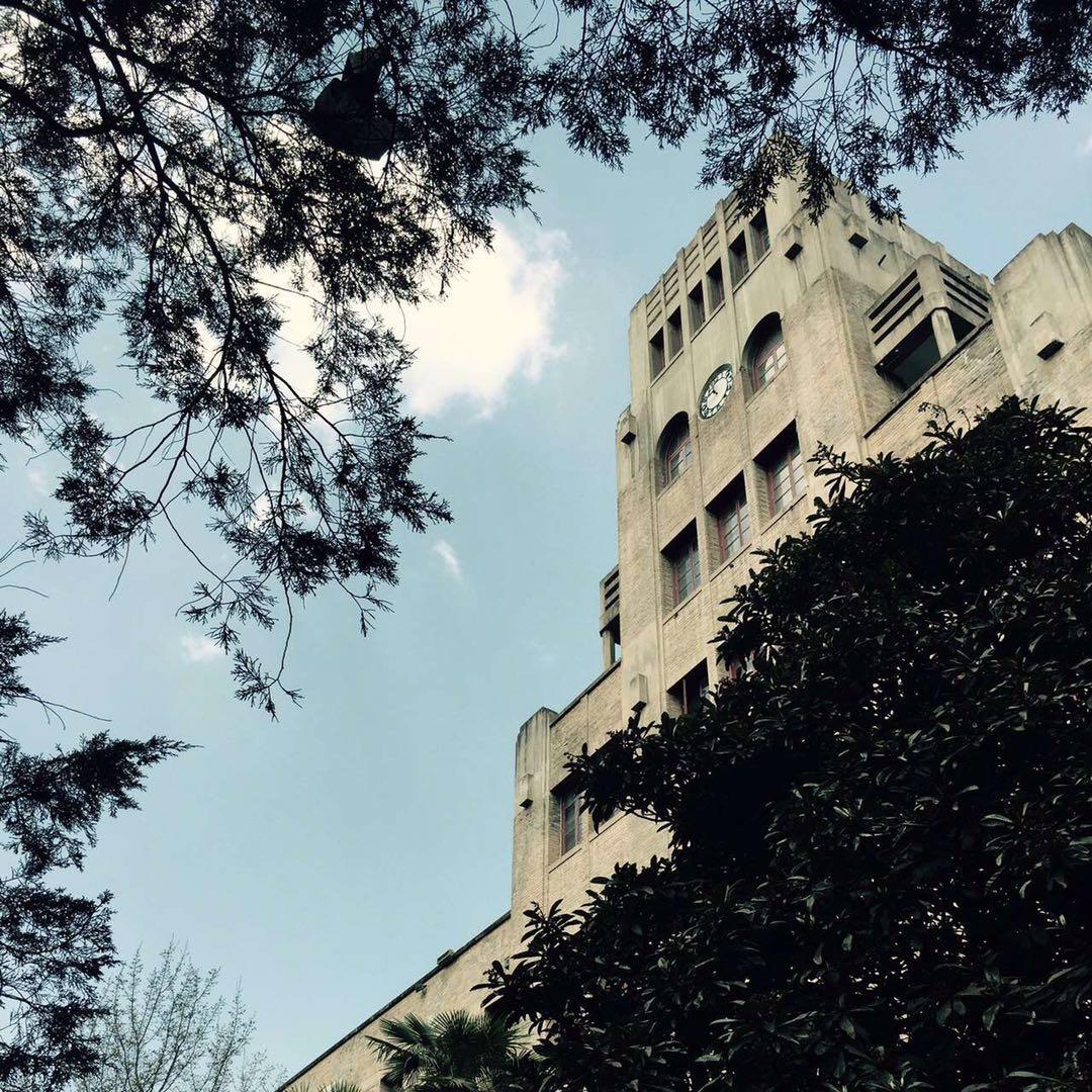 你还能找到你大学学校的照片分享一下吗?