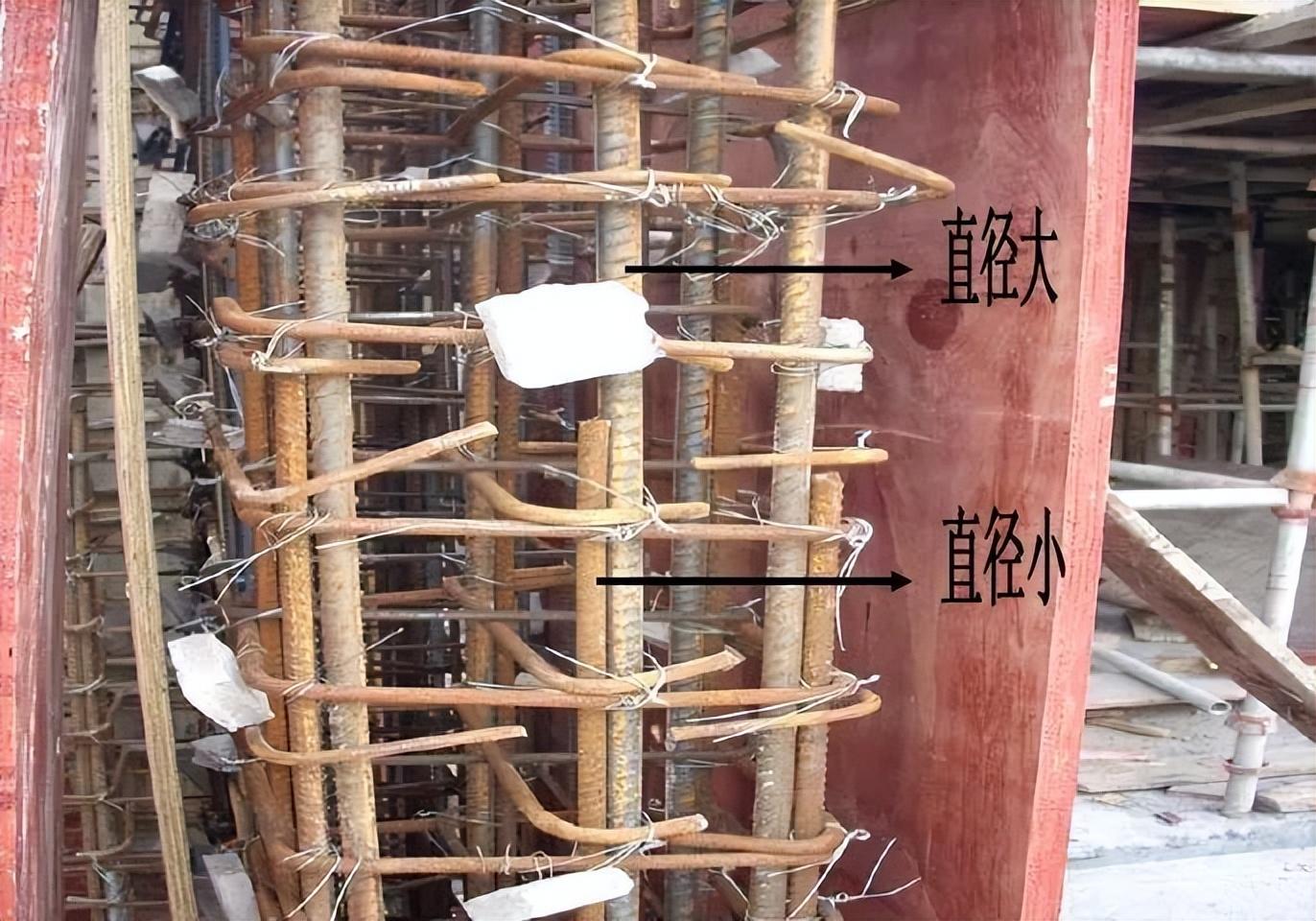 墙预插筋歪斜,一端偏轴线.