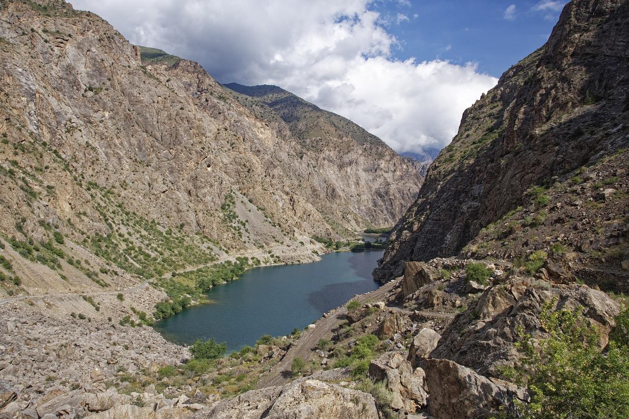 湖水清澈见底美