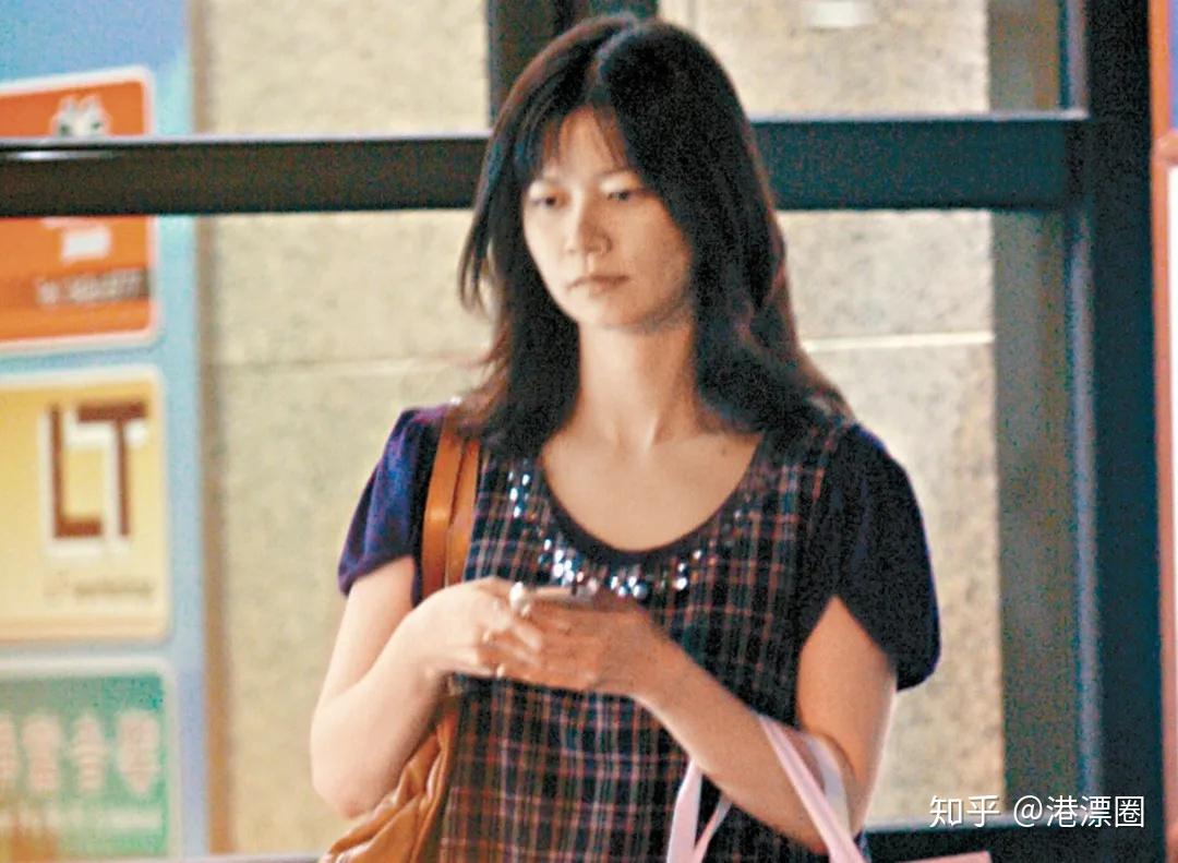 她是香港隐形富豪于镜波的小女儿,从小含着金钥匙长大,是个不折不扣的