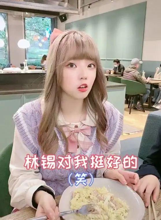 视频中的郝一点眼睛又大又圆,脸上还带着一点可爱的婴儿肥,虽然和头部