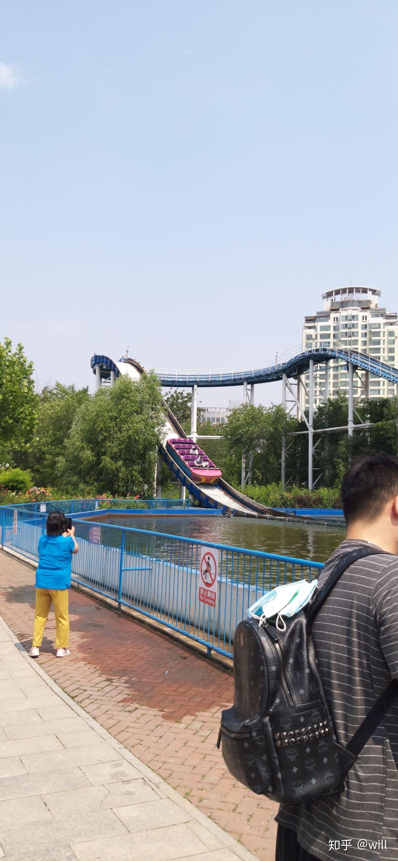 总之,水上公园既有游乐场又有动物园,非常适合带小朋友去玩的好地方!