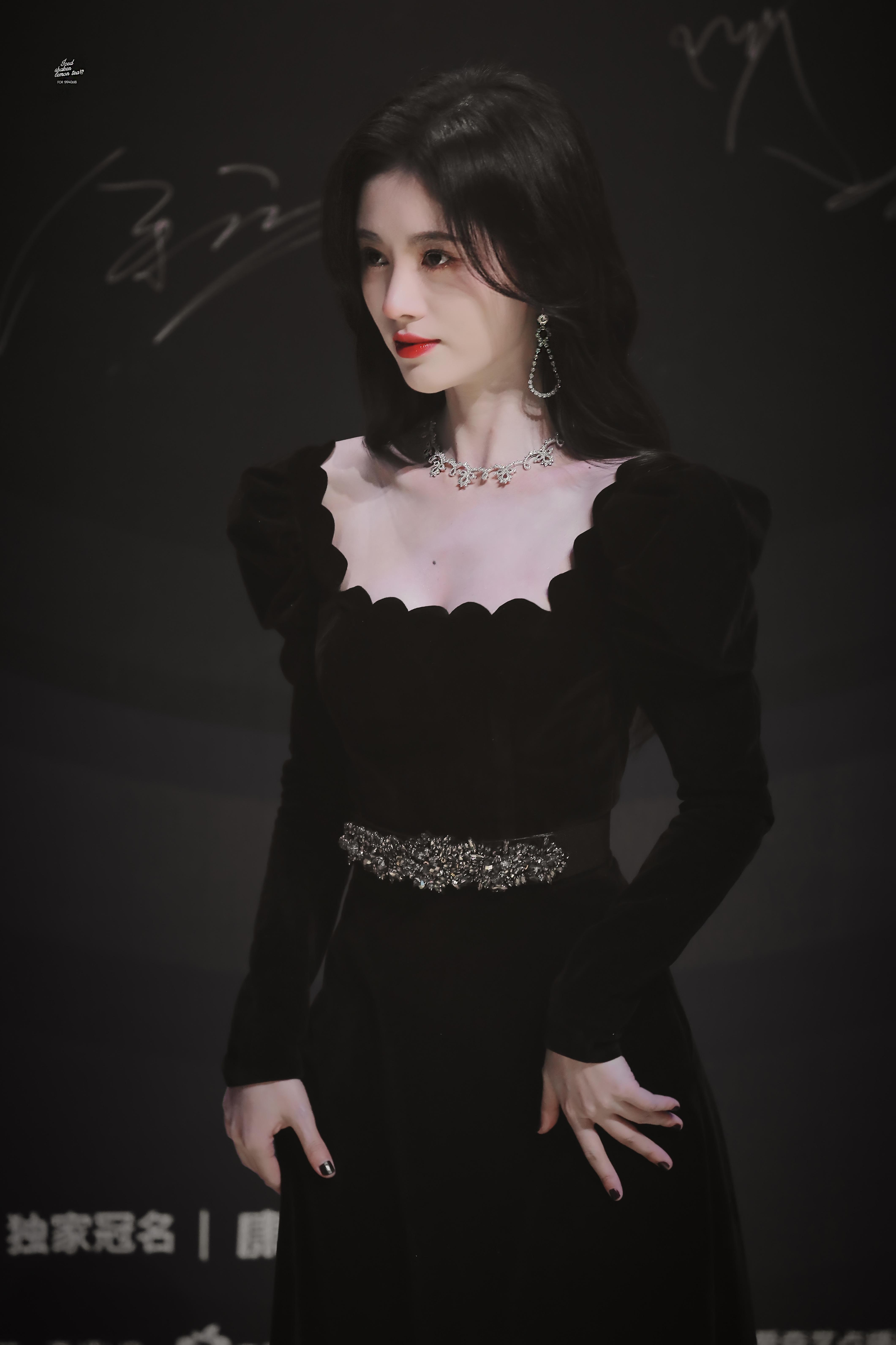 大家有存的让你觉得惊艳的女明星礼服图吗