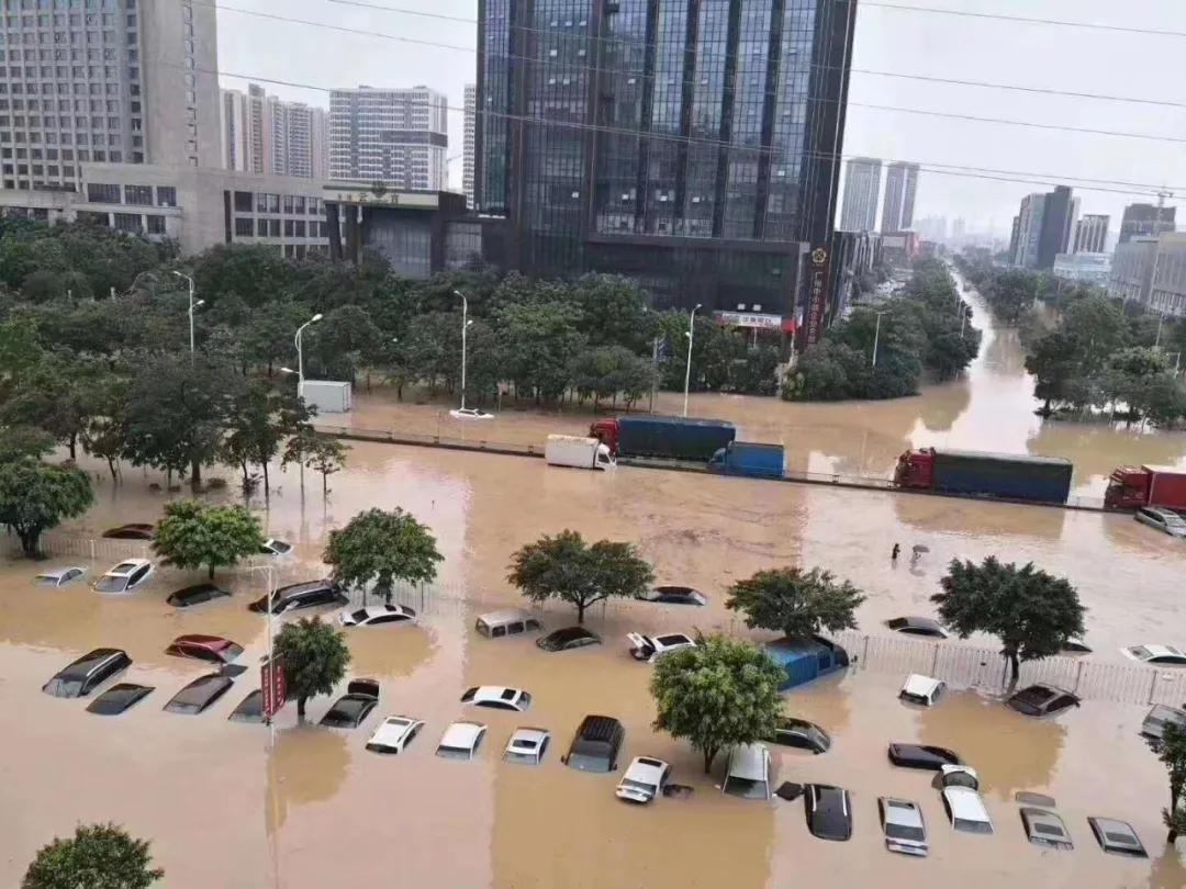 今天 被暴雨袭击后的广州火了 车惨了 知乎