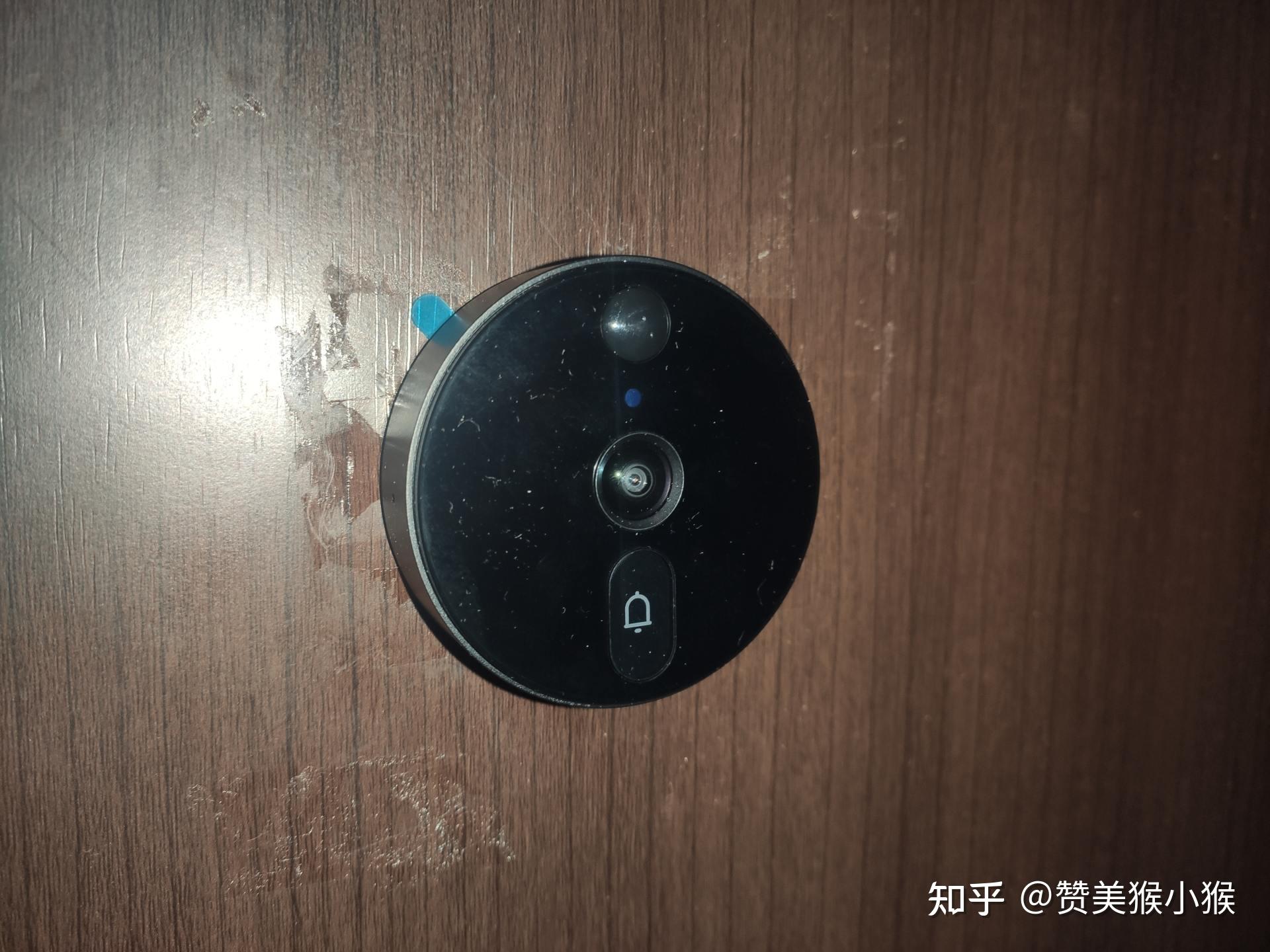 这款小米智能猫眼1s的安装过程非常容易,首先将防盗门原有透镜式猫眼