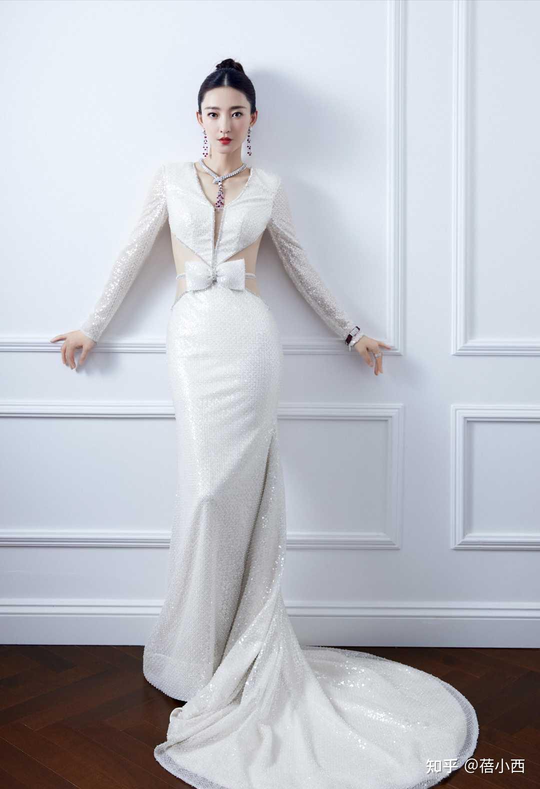 王丽坤厉害了穿黑色外套配牛仔裤再穿过膝长靴也能穿出筷子腿