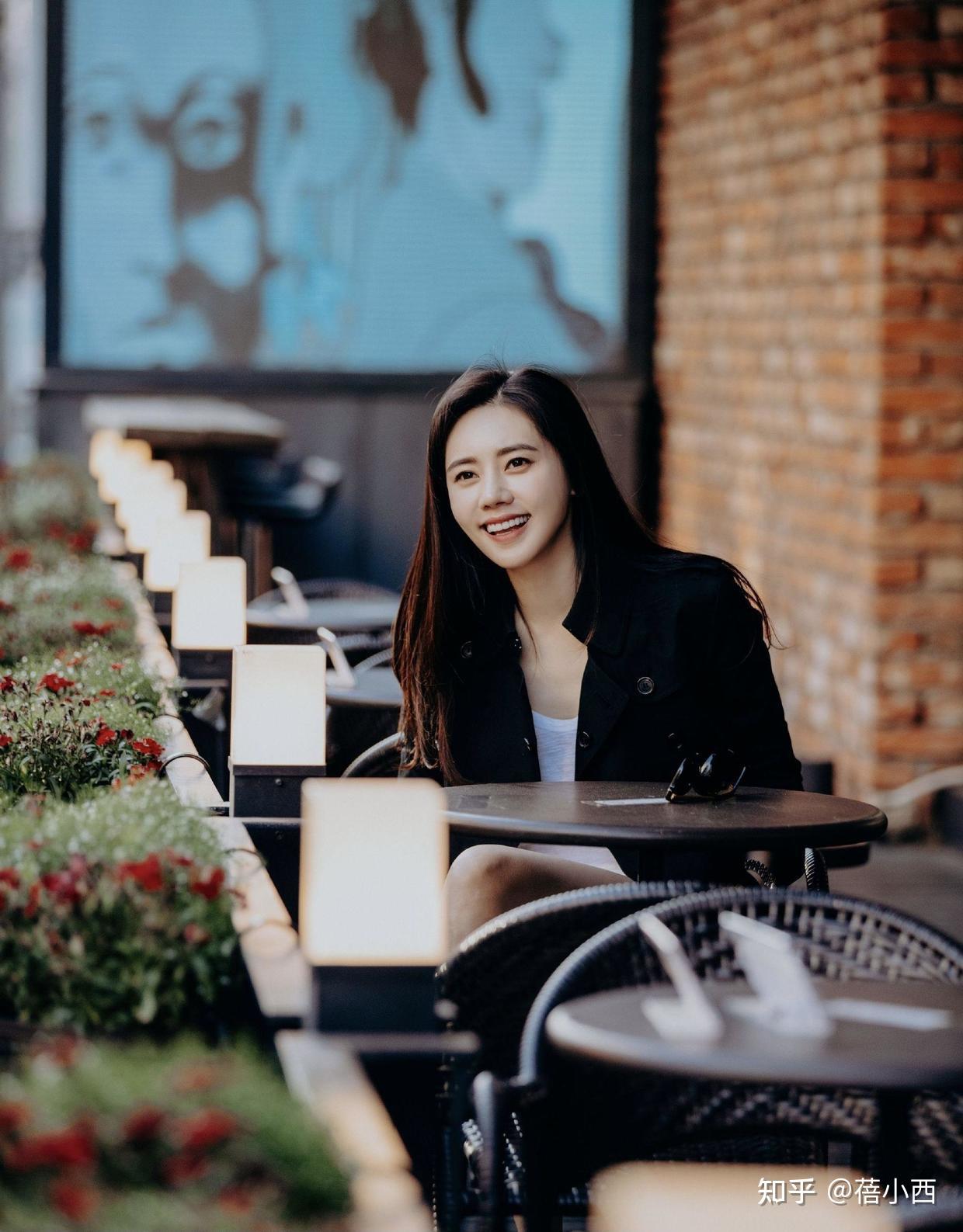 中国媳妇秋瓷炫身材好又会穿,一袭深v领连衣裙,高调起来真美 - 知乎