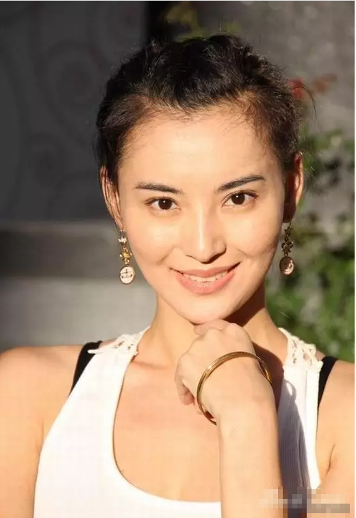 成功当上"岩女郎",出演《新玉观音》中的钟宁.