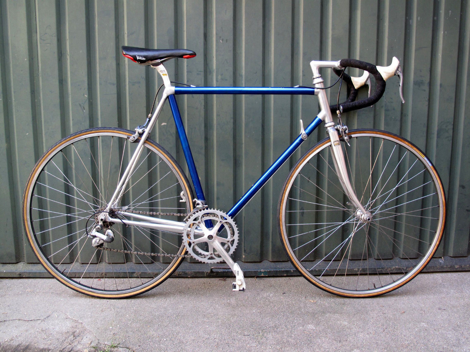 现代自行车运动经历了那些巨大的技术革新?