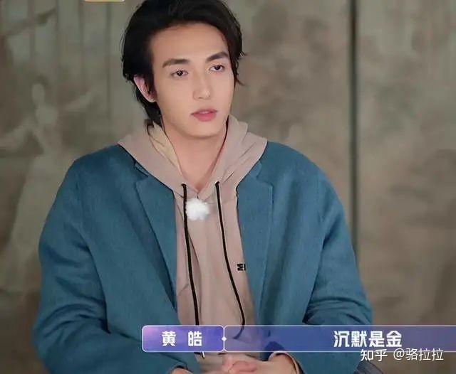 萧亚轩6日凌晨发文谢谢你的一切再见和小16岁男友黄皓分手如何看待