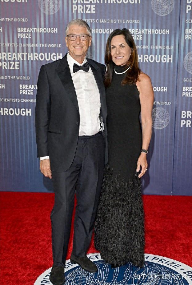 比尔盖茨带着61岁女友走红毯女友穿羽毛黑裙真嫩马斯克也来了