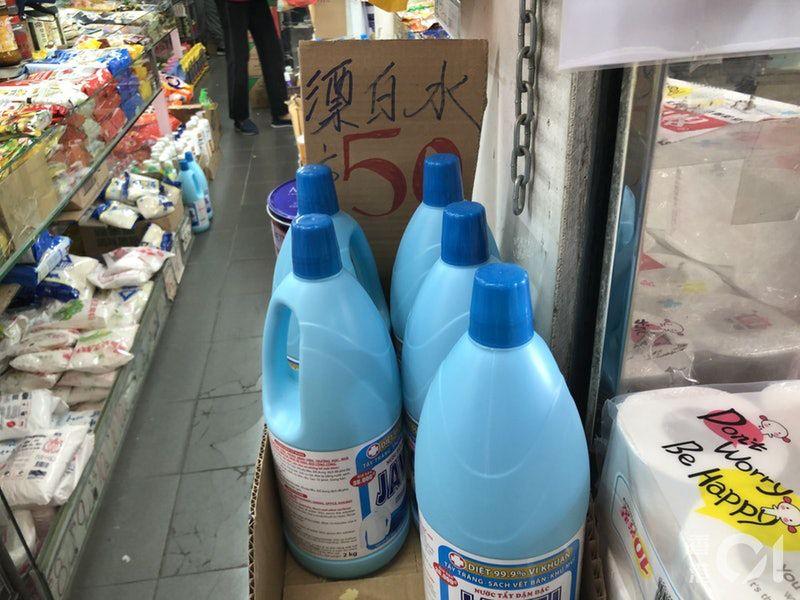 至於消毒用品如消毒噴霧和搓手液,藥房,雜貨店和街邊攤檔隨處可見有