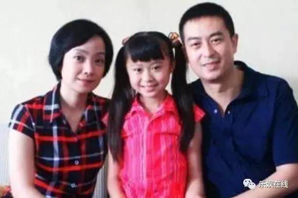 张嘉译的两任妻子近照:一个美如少女,一个老成了大妈!差距太大