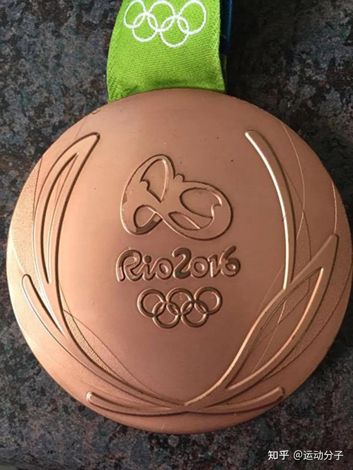 东京奥运会蹦床冠军朱雪莹的金牌可以抠掉一层皮这是质量有问题吗